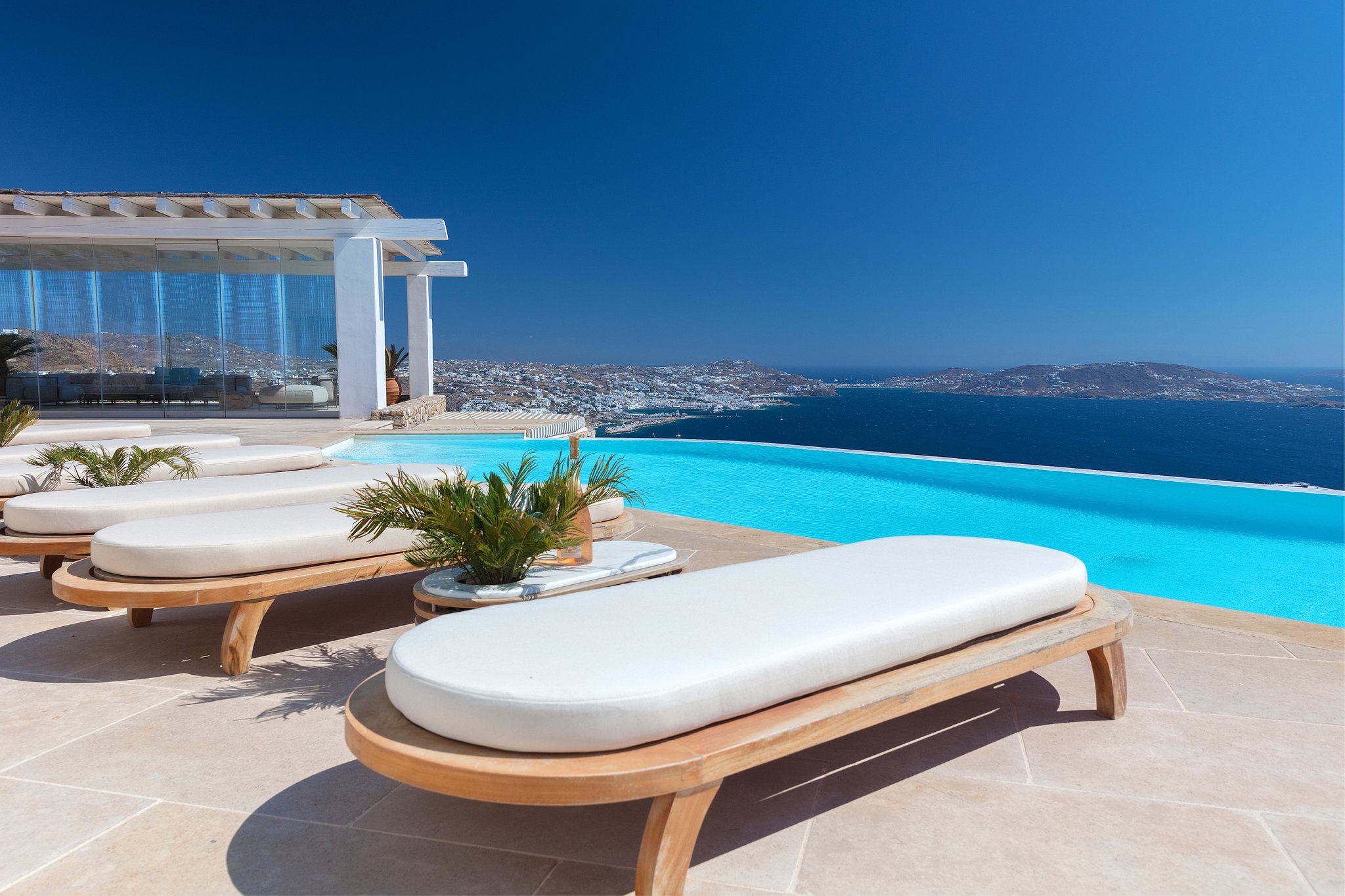 Infinity pool overlooking Mykonos