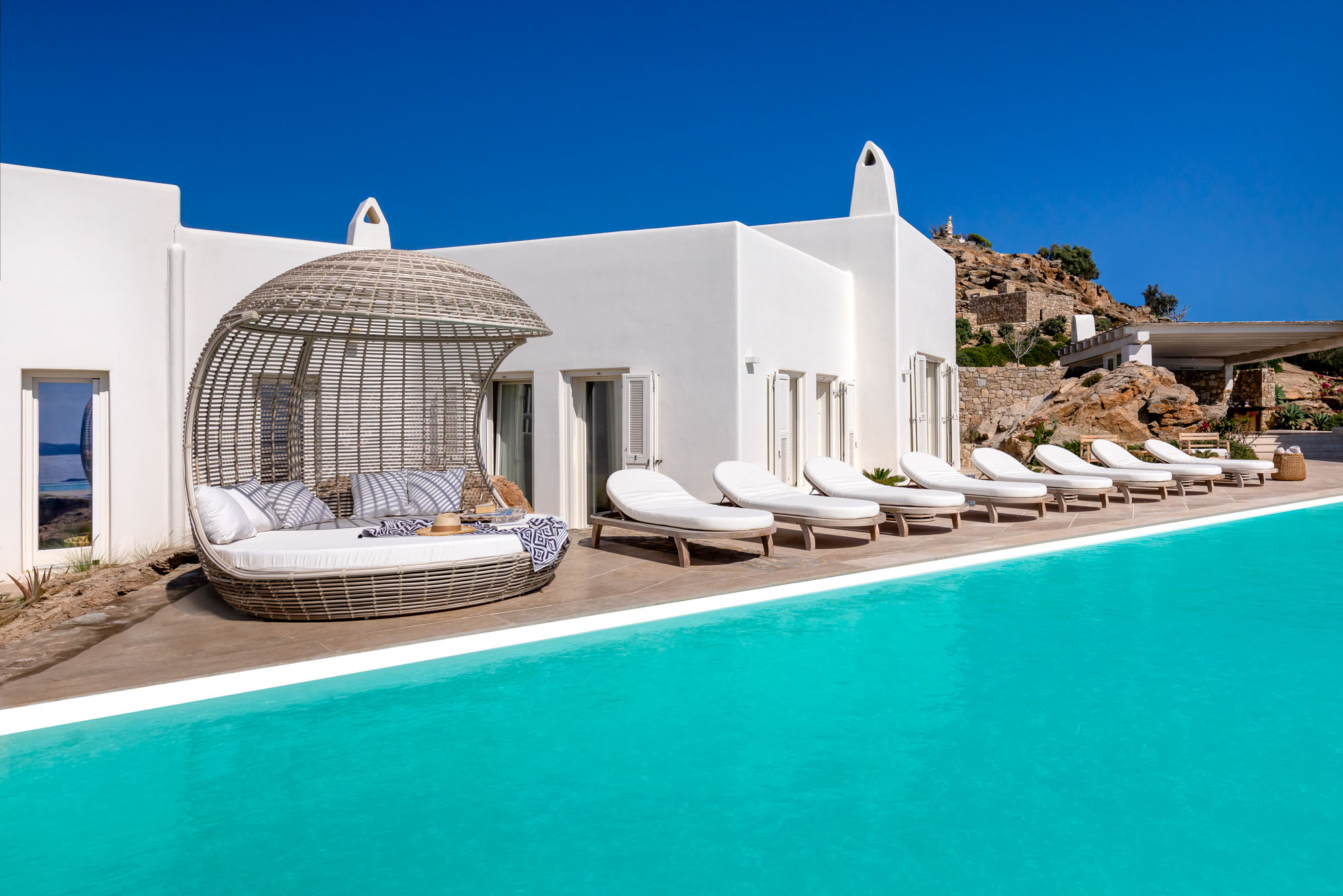 Pool with daybed