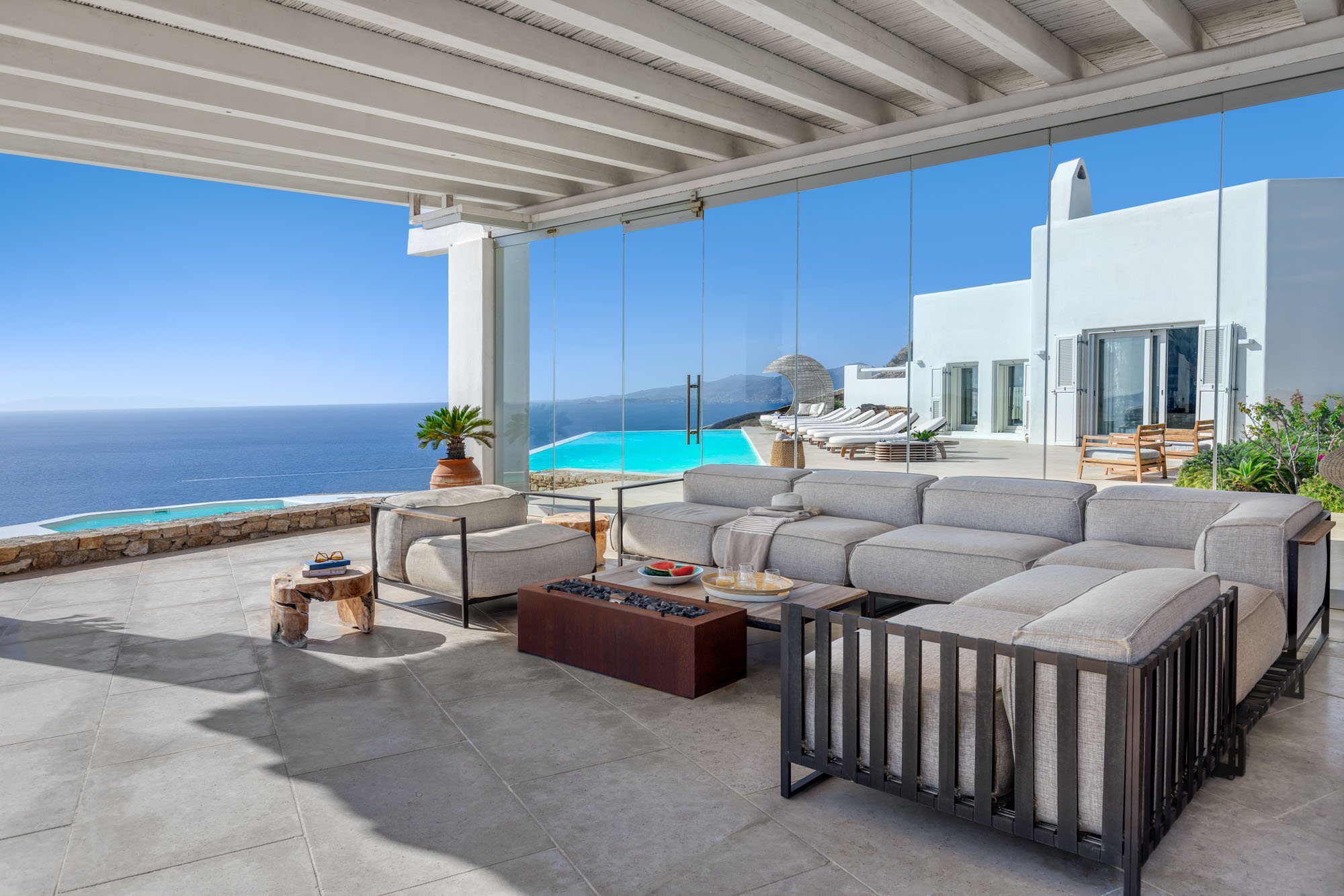 Covered lounge with sea view